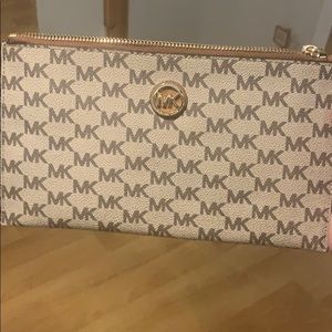 Michael kors wristlet